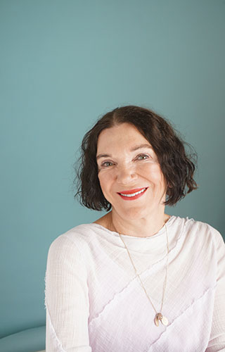 Oyoqlar orasidagi qizil panties fotosurati